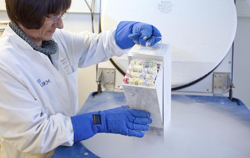 En la imagen de archivo, una asistente médico almacena muestras de esperma en el Centro de Medicina de Reproducción de Muenster, Alemania. Foto: EFE