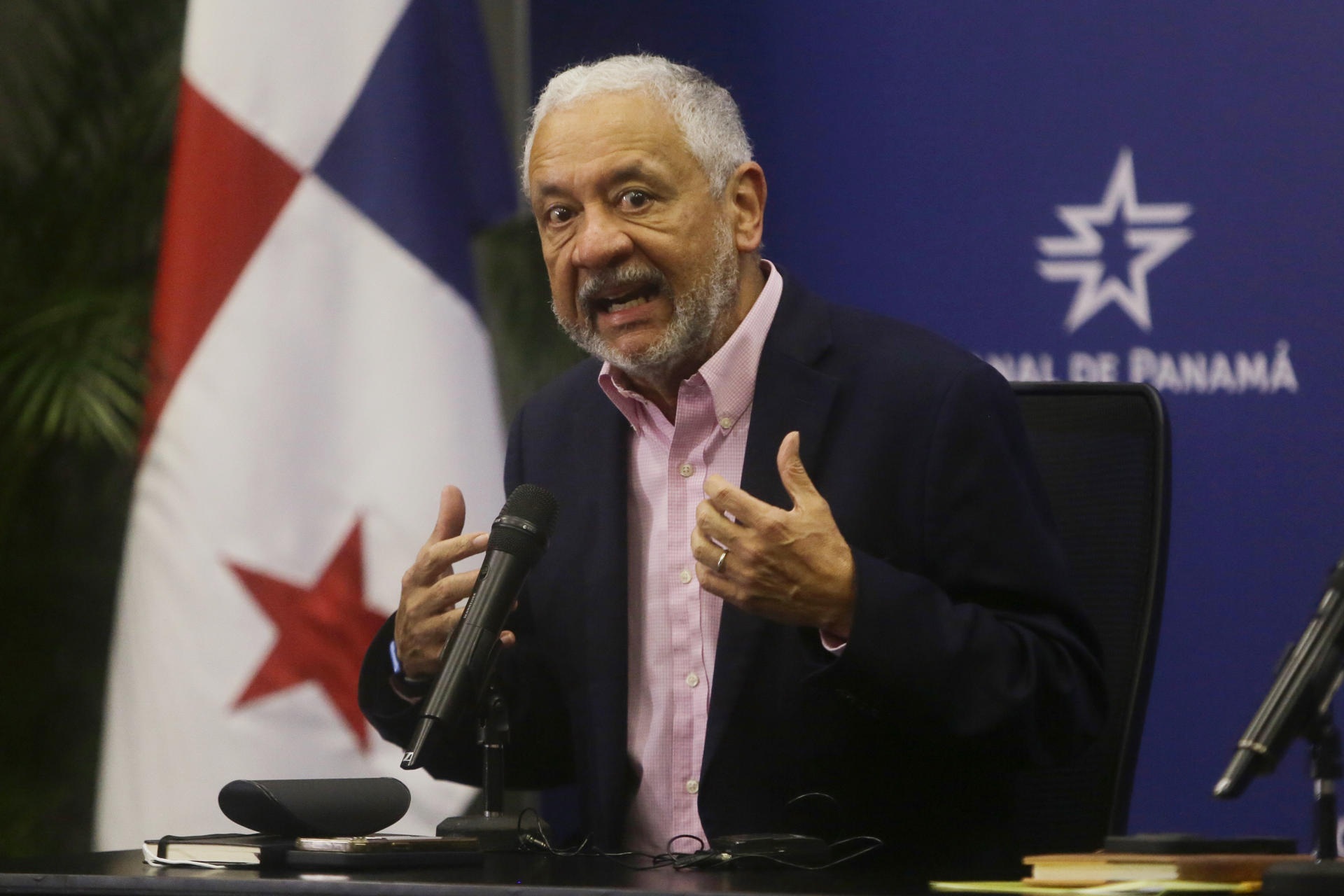 El administrador del Canal de Panamá, Ricaurte Vázquez, habla durante una rueda de prensa este lunes, en Ciudad de Panamá. Foto: EFE