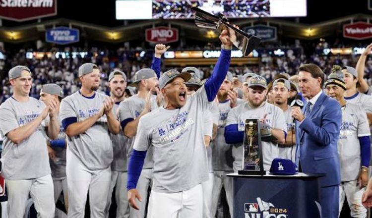 Dave Roberts, piloto de los Dodgers, festeja el título del banderín de la Liga Nacional en la temporada 2024. Foto: EFE. Foto: EFE