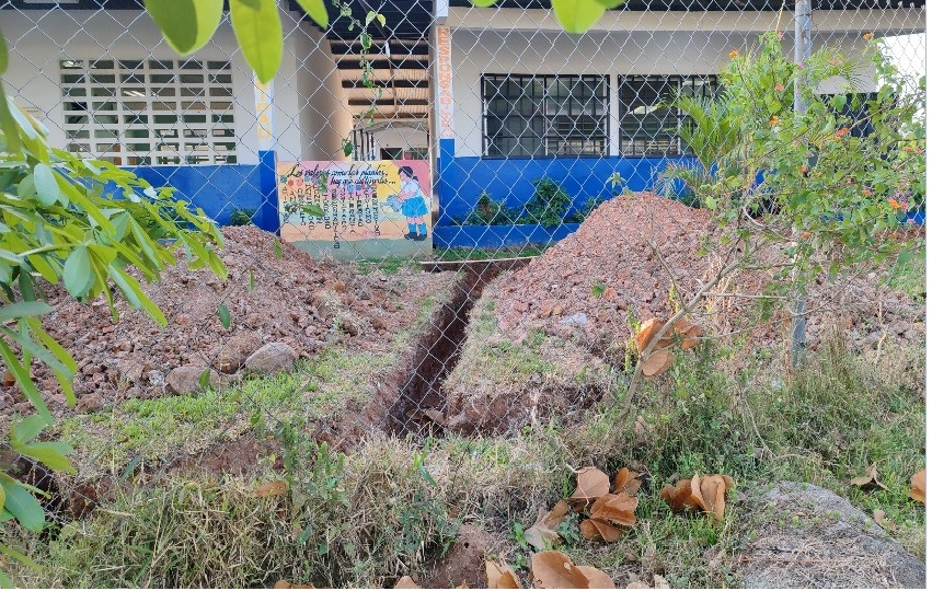 Este lunes, en la mayoría de las escuelas eran evidentes las filas de padres de familia solicitando cupos y cambios de turno para sus acudidos. Foto. Eric Montenegro