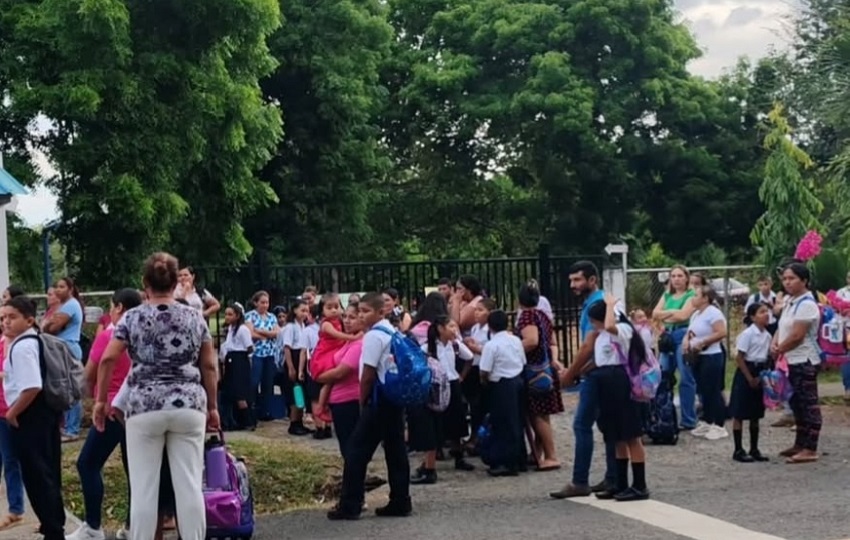 La Asociación de Padres de Familia convocó a una manifestación para expresar su descontento ante la falta de respuesta de las autoridades educativas. Foto. Thays Domínguez