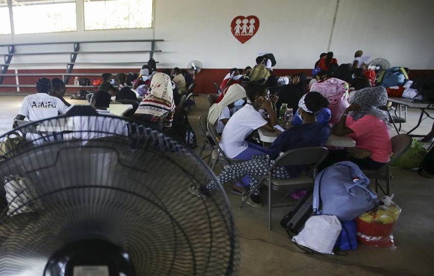 Migrantes llegan a la organización Fe y Alegría este martes, en Ciudad de Panamá (Panamá). Foto: EFE/ Carlos Lemos