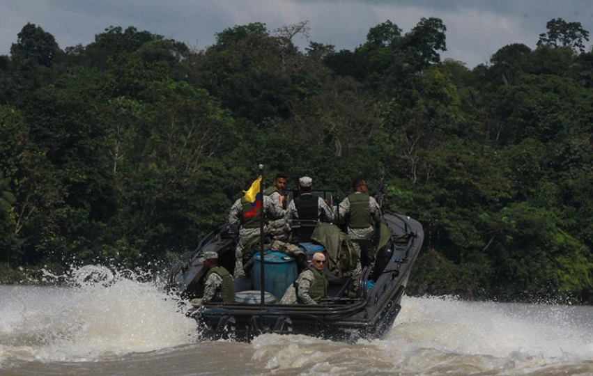 Fotografía de archivo en la que se registró a un grupo de infantes de marina de la Armada de Colombia al prestar guardia en el Pacífico colombiano. EFE/Ernesto Guzmán