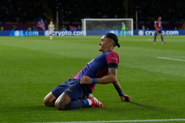 El delantero del Barcelona Raphinha celebra al anotar el tercer gol del Barcelona. Foto: EFE