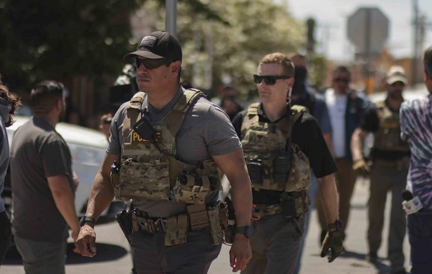 Policías estadounidenses al vigilar a un grupo de migrantes en El Paso (Texas, EE.UU). Foto: EFE