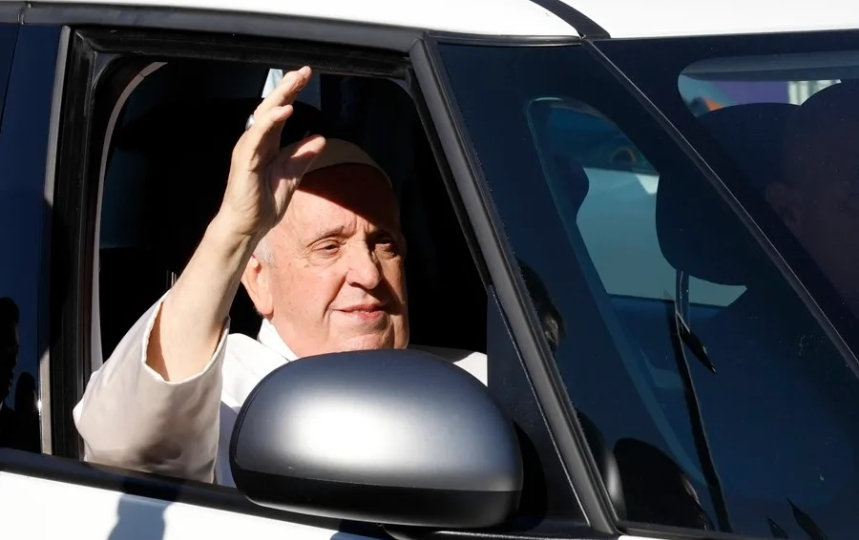 El papa Francisco tras su operación de hernia en 2023. Foto: EFE / EPA / Fabio Frustaci