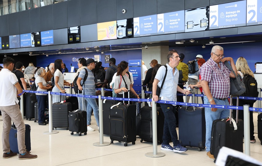 Un promedio de 54,000 pasajeros diarios transitó por las terminales 1 y 2. Foto: EFE