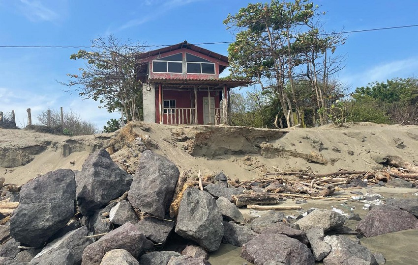 Las familias afectadas esperan una pronta respuesta, ya que la erosión costera sigue avanzando y amenaza con causar pérdidas irreparables en este sector turístico y residencial de la región.  Foto: Thays Domínguez