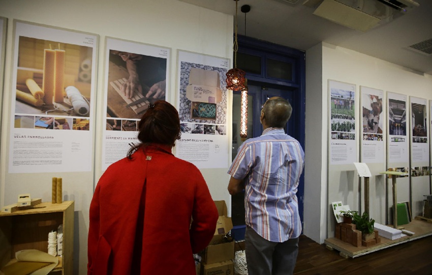 Personas asisten a la exposición 'Hecho con Panamá', en Ciudad de Panamá. Foto: EFE/ Carlos Lemos