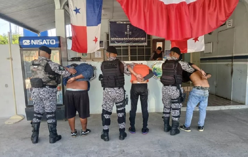 Los ciudadanos, uno de etnia indígena y dos latinos, fueron detenidos en la comunidad de Cerro Iglesia. Foto. Policía Nacional