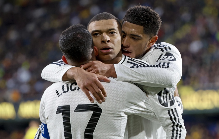 El delantero francés del Real Madrid Kylian Mbappé celebra con sus compañeros uno de sus goles ante el Villarreal. Foto: EFE