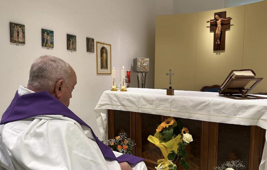 El papa en silla de ruedas frente al altar vestido de blanco y con una estola morada. Foto: EFE