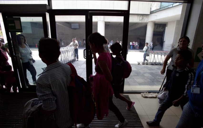 Migrantes que fueron deportados a El Salvador. Foto: Archivo/EFE