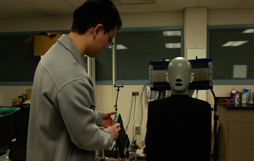 Uno de los investigadores Jia-Xin Zhong, usa un ma niquí con micrófonos en las orejas para medir la presencia o ausencia de sonido. Foto: EFE