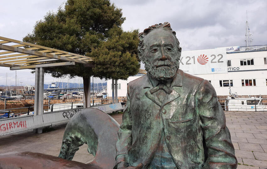 Escultura del escritor francés Julio Verne en el puerto de Vigo. Foto: EFE