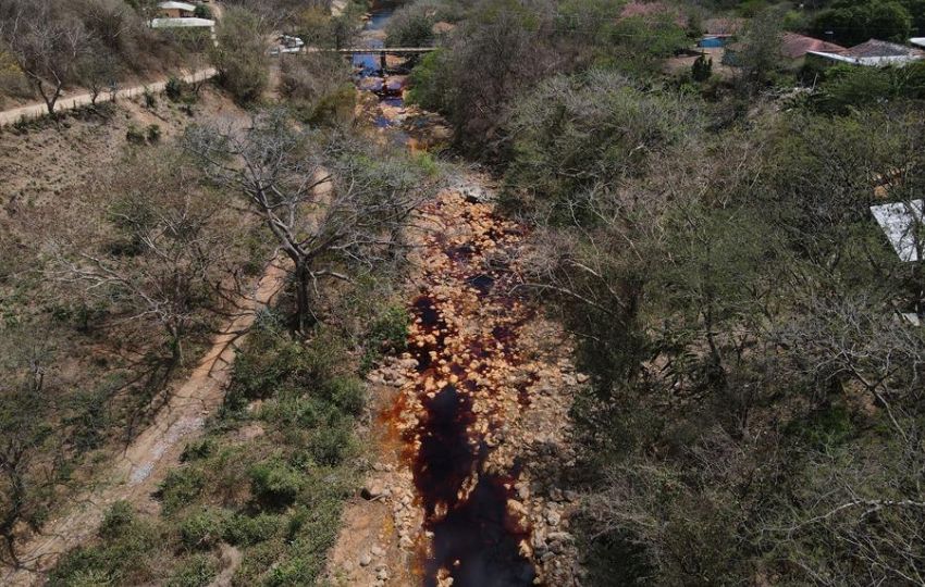 Río San Sebastián contaminado a causa de la explotación minera, en Santa Rosa de Lima (El Salvador). Foto: EFE