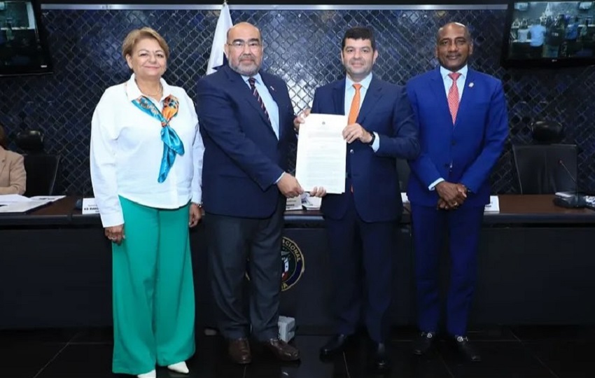 Pedro Sittón junto a miembros de la Comisión de Relaciones Exteriores. Foto: Cortesía