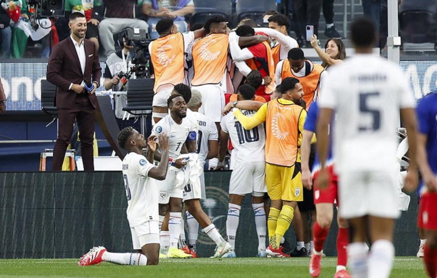 Cecilio Waterman celebra de rodillas el gol que anotó este jueves a Estados Unidos en Inglewood (California). Foto:  EFE