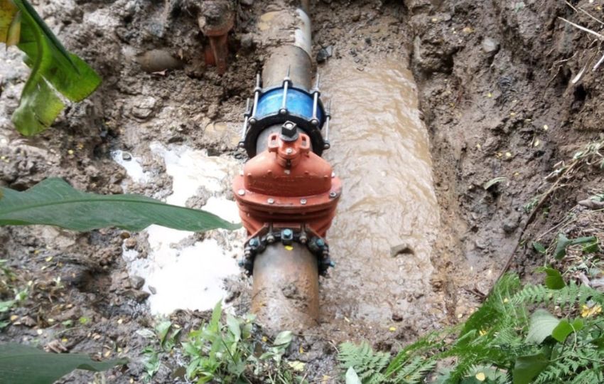 Instalación de válvula en la línea de conducción de agua potable en Pedernal. Foto: Cortesía