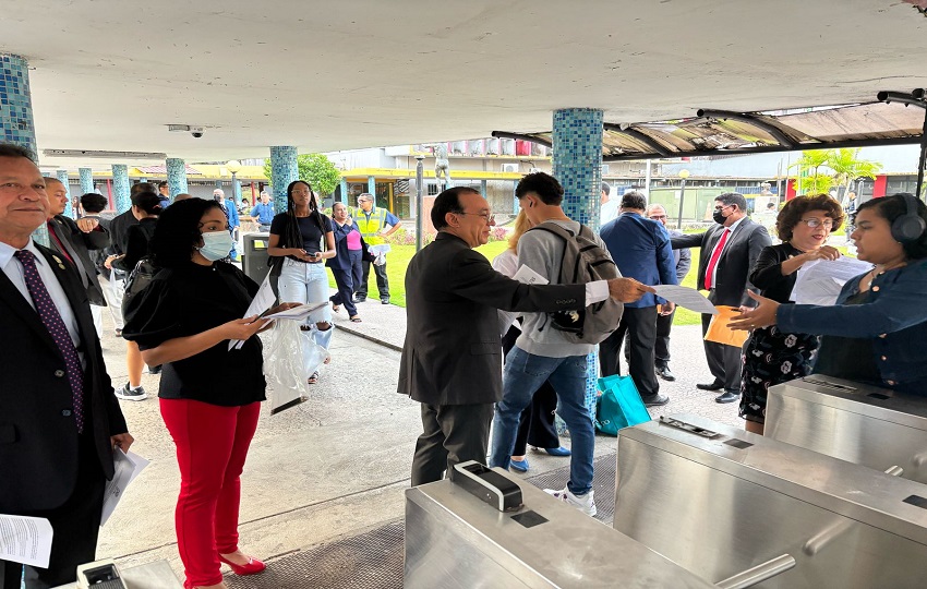 Autoridades dan la bienvenida a los estudiantes universitarios. Foto: Cortesía