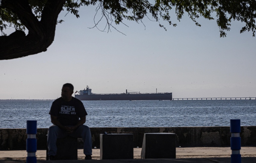 Fotografía de archivo donde se observa un buque carguero de petróleo en el lago de Maracaibo (Venezuela). Foto: EFE