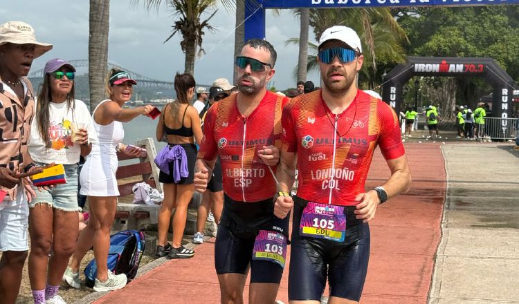 Alberto Carrillo (izq.) en su participación en el Ironman 70.3 de Panamá. Foto: Cortesía