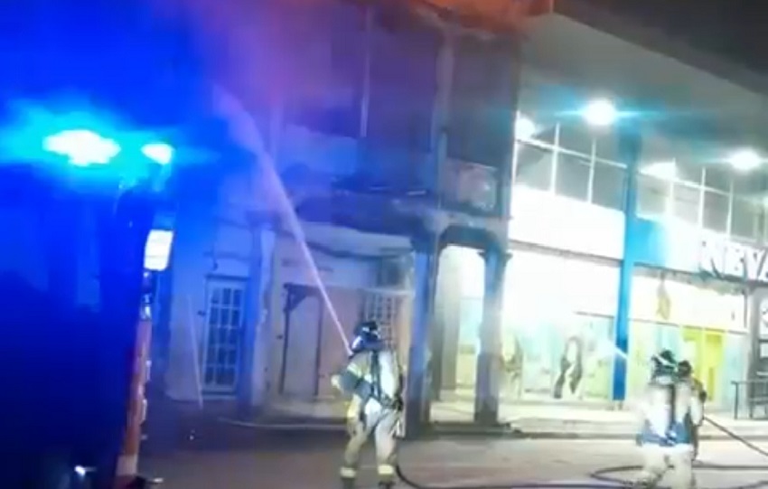 Unos 35 bomberos con varios vehículos de diferentes cuarteles de Colón participaron en la acción de sofocar el incendio que amenazaba con pasar hacia la empresa Nevada que opera al lado de esta edificación. Foto. Diómedes Sánchez