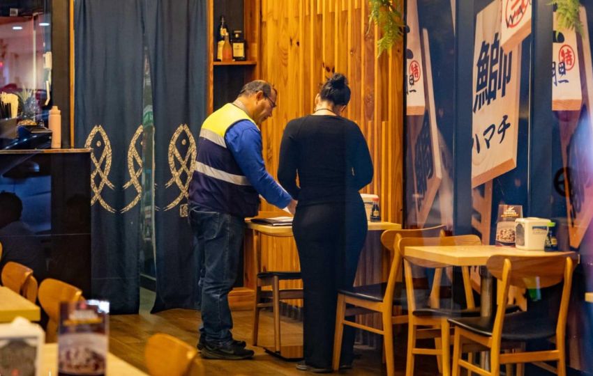Inspección en un restaurante. Foto: Cortesía