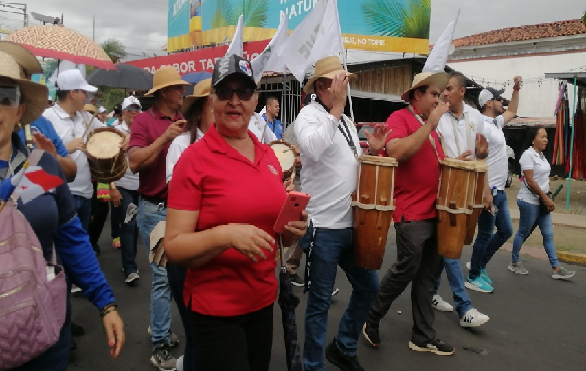 En la región de Azuero los docentes salieron a la calle a protestar al son del tamborito . Foto. Thays Domínguez