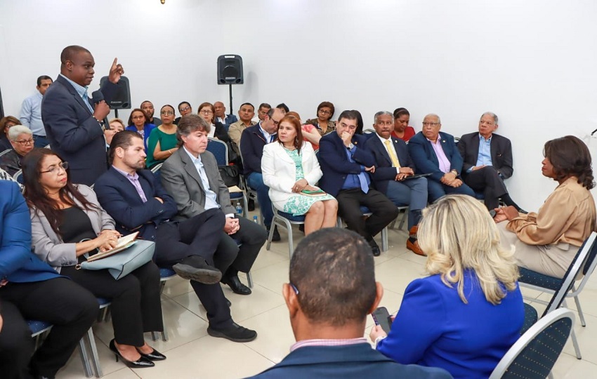  Reunión entre el Ministerio de Educación (Meduca) y representantes de la sociedad civil, padres de familia y unidades académicas. Foto: Cortesía