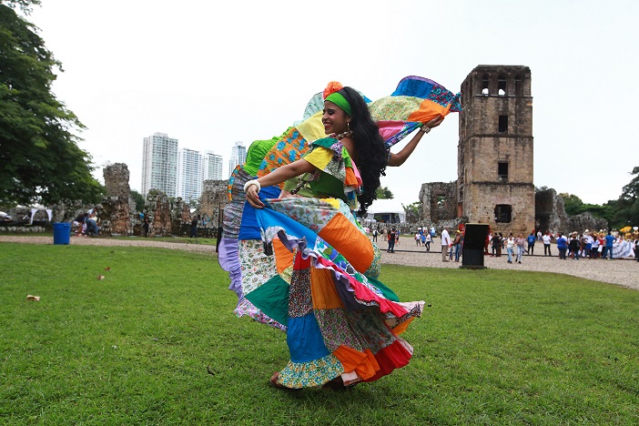 Donaire de la mujer panameña. Al fondo, la torre de Panamá Vieja. Sigue la celebración de los 500 años de Fundación de la Ciudad de Panamá. Foto: Anayansi Gamez.