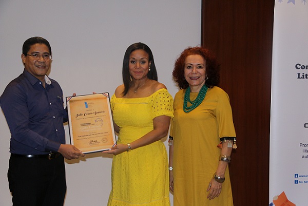 Acto de premiación. Julio César Aparicio, Janelle Davidson y Priscilla Delgado. Foto: Cortesía Inac.