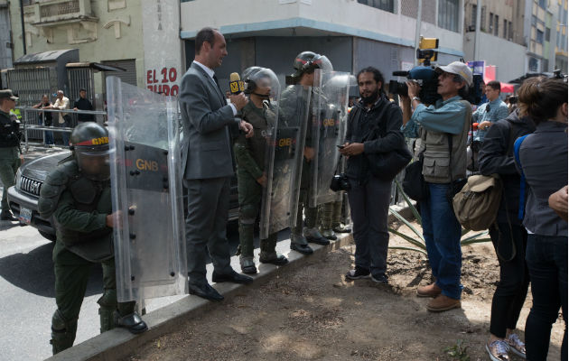 Miembros de la Guardia Nacional Bolivariana impiden el paso de periodistas a la Asamblea Nacional en Caracas. Foto: EFE.