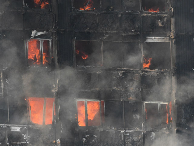 Tras el incendio, la primera ministra británica, Theresa May, fue criticada por haber visitado primero a los bomberos que trabajaron en el lugar y no haber acudido inmediatamente a reunirse con los residentes de la torre que quedaron sin vivienda.