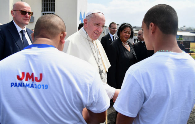 Papa Francisco visita a jóvenes detenidos en Panamá. Foto: EFE/AP