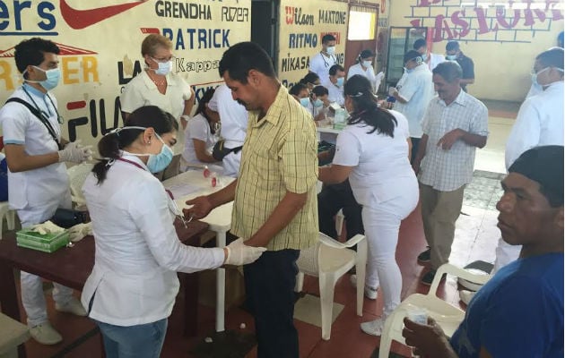 En las policlínicas y centros de salud se está aplicando la vacuna contra el virus de la influenza.