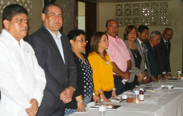 Reunión entre docentes y la ministra de Educación Maruja Gorday de Villalobos.