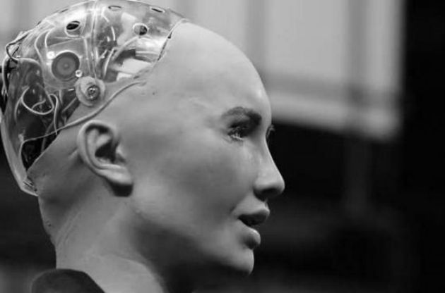 El robot humanoide Sophia, que obtuvo la nacionalidad saudí en octubre de 2017, momentos en que interviene durante la segunda jornada de la Web Summit en Lisboa, en noviembre de 2017. Foto: EFE.