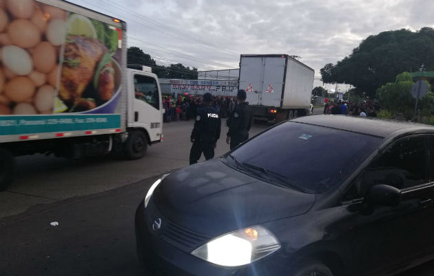 Unidades de Control de Multitudes de la Policía Nacional (PN) lograron reabrir la vía.