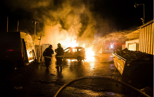 Bomberos israelíes sofocan el fuego de un auto bombardeado por Hamas. Foto: AP.