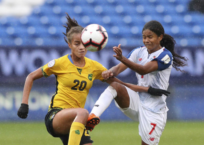 Acción entre Panamá y Jamaica en el premundial de la Concacaf.