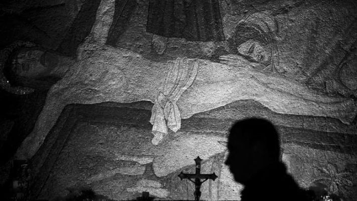 Mural de la Iglesia Santo Sepulcro en Jerusalén. Si lográramos imitar a Jesús en todo, nos permitiría no ser títeres de nadie. Foto: EFE.