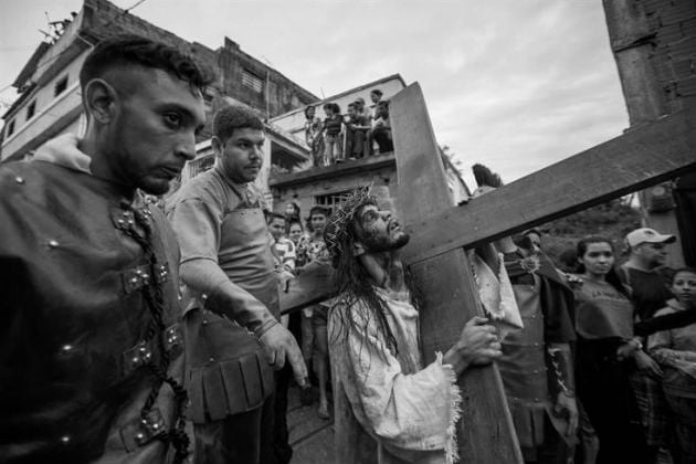 El corazón amantísimo de Cristo, todo su ser, iba bendiciendo, abrazando, pacificando a todos sus enemigos.  Foto: EFE.