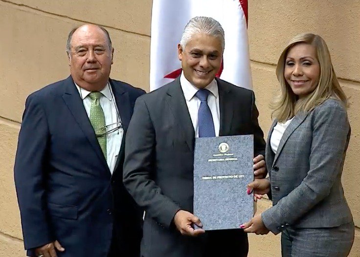 Jorge González recibe por parte de la presidenta de la Asamblea Nacional, Yanibel Ábrego, la nota en la que se confirma su ratificación como director de la Autoridad del Canal de Panamá. 