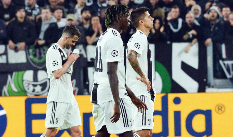 Jugadores de la Juventus lamentan la eliminación de la Liga de Campeones. Foto:EFE