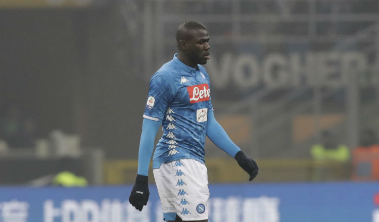 Kalidou Koulibaly sale expulsado. Foto AP