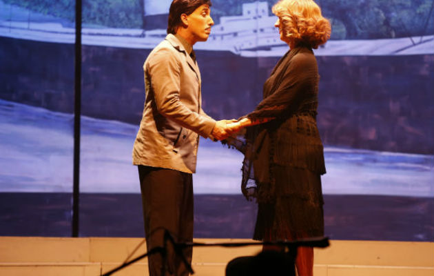 Leonte Bordanea y Gaby Gnazzo en 'Panama the musical', puesta en escena en inglés. /Foto: Josué Arosemena.