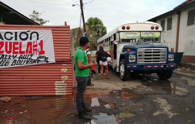 ;os pasajeros están molestos con esta situación pues tienen que recorrer el área tratando el alcanzar el transporte. Foto/Eric Montenegro