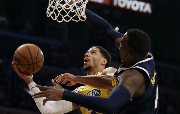 Josh Hart  de los Lakers (3) y Millsap  de Denver (4). Foto:AP 