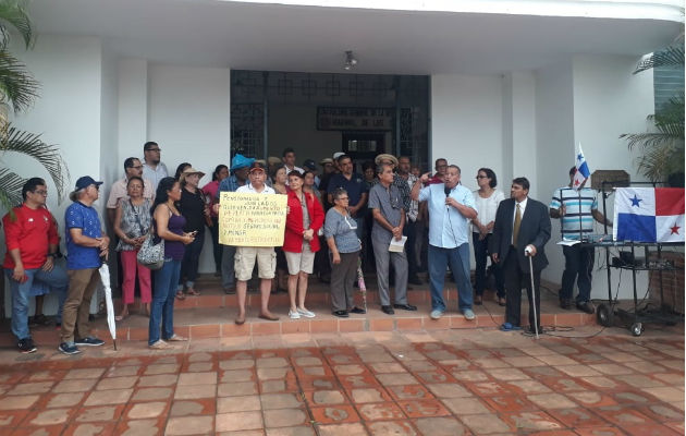 Los manifestantes se reunieron frente a la gobernación de la provincia. Foto: Thays Domínguez. 